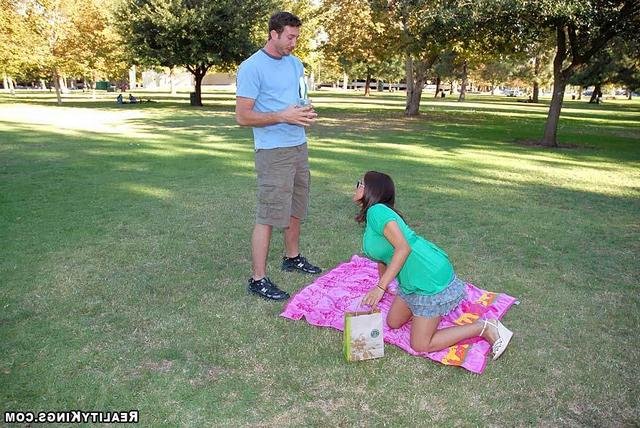 Не может насмотреться на ее прелести 4 фотография Не может насмотреться на ее прелести 4 фотография