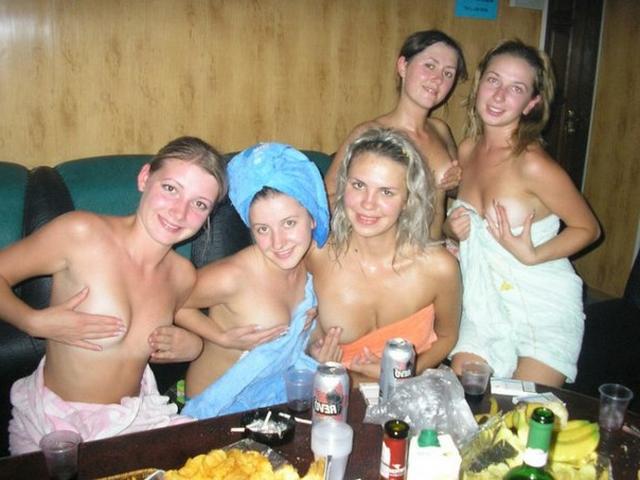 Молодые девушки отрываются в сауне 11 фотография Молодые девушки отрываются в сауне 11 фотография