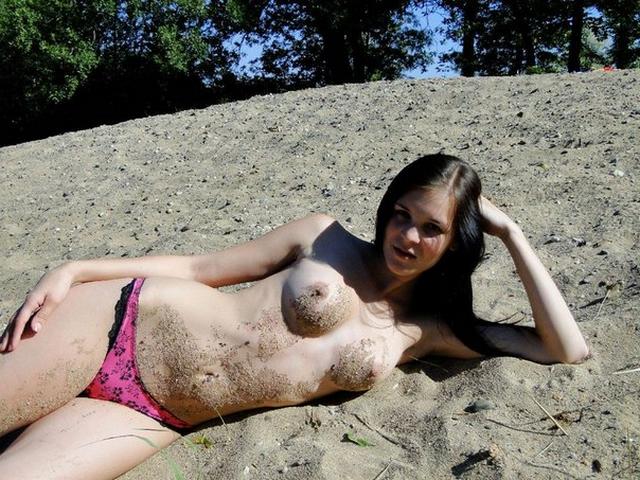 На природе брюнетка вывалила свою киску 15 фотография На природе брюнетка вывалила свою киску 15 фотография