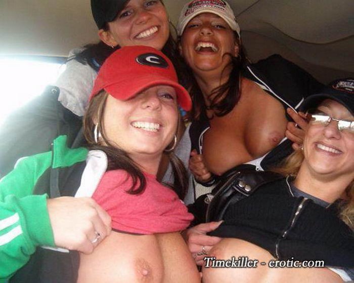 Девушки демонстрируют свои задницы и большие сиськи 9 фотография Девушки демонстрируют свои задницы и большие сиськи 9 фотография