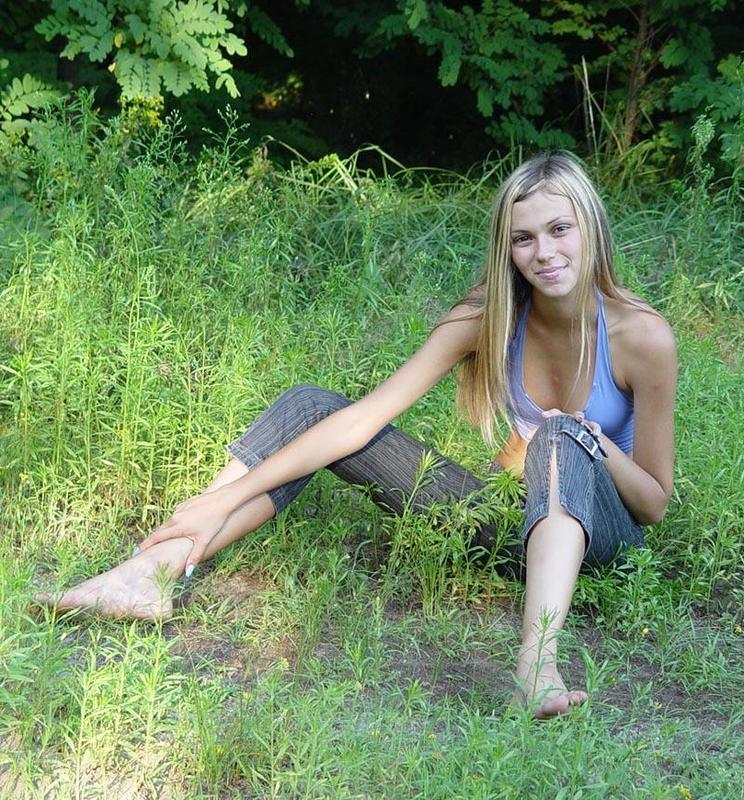 Длинноногая сучка избавилась от одеяния на природе 3 фотография Длинноногая сучка избавилась от одеяния на природе 3 фотография