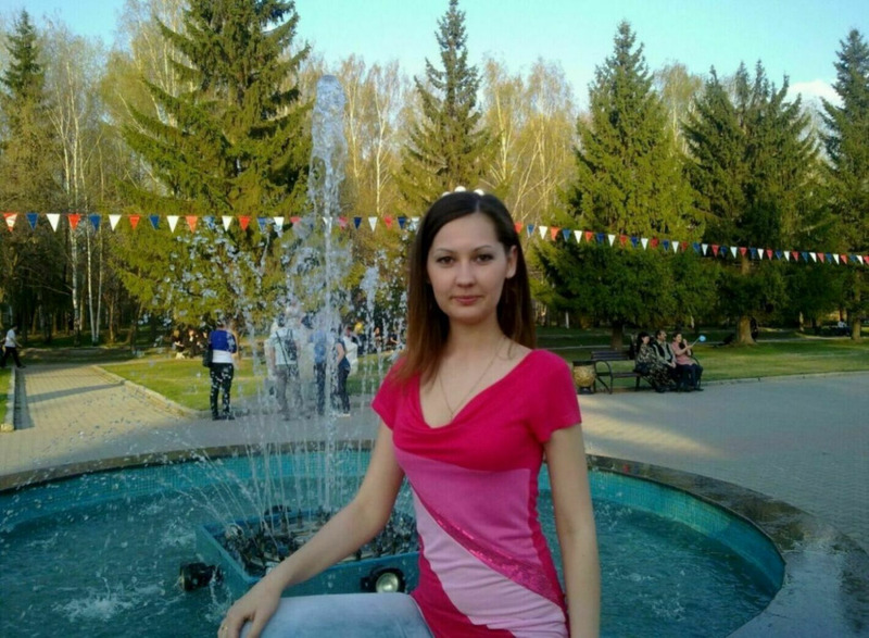 Стройная продавщица показывает волосатую киску 1 фотография Стройная продавщица показывает волосатую киску 1 фотография