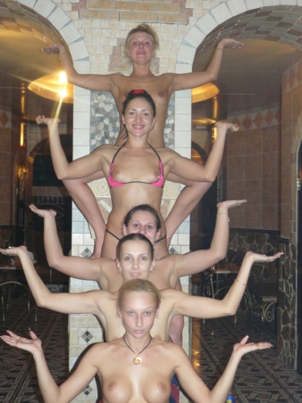 Пьяненькие швеи остались голенькими в сауне 2 фотография Пьяненькие швеи остались голенькими в сауне 2 фотография