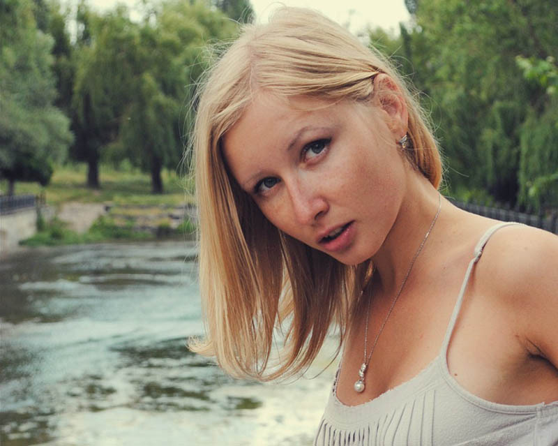 Хрупкая блондинка нагишом прогуливается по лесу 4 фотография Хрупкая блондинка нагишом прогуливается по лесу 4 фотография