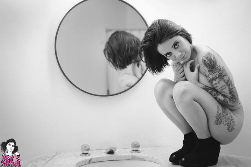 Красотка с татуировками голышом в ванной комнате 15 фотография Красотка с татуировками голышом в ванной комнате 15 фотография