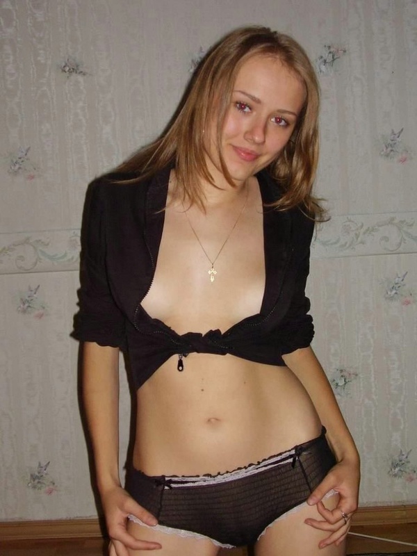 Студентка снимает с себя нижнее белье 2 фотография Студентка снимает с себя нижнее белье 2 фотография
