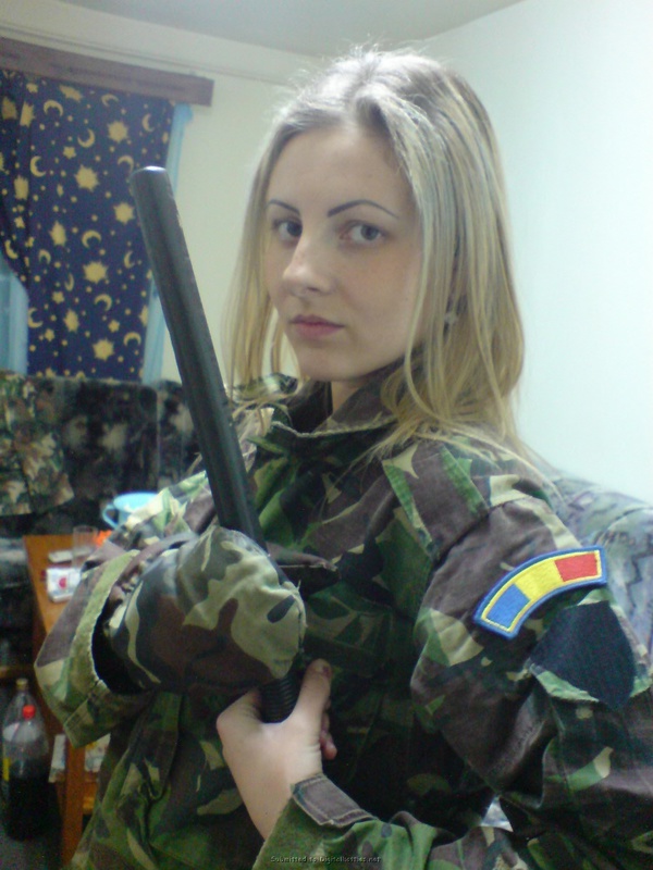 Военнослужащая красотка примеряет нижнее белье 5 фотография Военнослужащая красотка примеряет нижнее белье 5 фотография